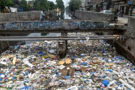 Rác thải nhựa tràn ngập tại Lahore, Pakistan. (Ảnh: AFP/TTXVN)