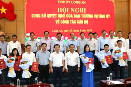 Ban Thường vụ Tỉnh ủy Long An trao Quyết định bổ nhiệm, điều động cán bộ lãnh đạo. (Ảnh: Thanh Bình/TTXVN)