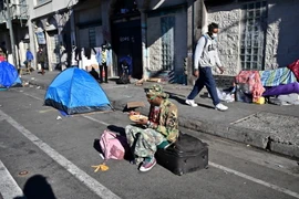 Một người vô gia cư tại Los Angeles, Mỹ. (Ảnh: AFP/TTXVN)