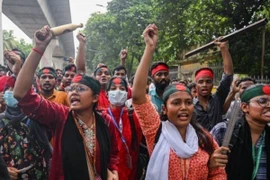 Biểu tình phản đối Chính phủ tại thủ đô Dhaka, Bangladesh ngày 4/8. (Ảnh: Getty Images/TTXVN)