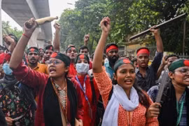 Biểu tình phản đối Chính phủ tại thủ đô Dhaka, Bangladesh ngày 4/8. (Ảnh: Getty Images/TTXVN)
