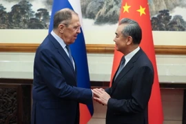 Bộ trưởng Ngoại giao Trung Quốc Vương Nghị (phải) và Ngoại trưởng Nga Sergei Lavrov tại cuộc gặp ở Bắc Kinh ngày 16/10/2023. (Ảnh: AFP/TTXVN)