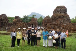 Đoàn du khách Hàn Quốc tham quan Di sản Văn hóa thế giới Mỹ Sơn sáng 2/9. (Ảnh: Đoàn Hữu Trung/TTXVN)