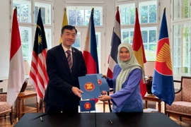 Lễ bàn giao vai trò Chủ tịch luân phiên ACP từ Đại sứ Malaysia Suzilah Mohd Sidek sang Đại sứ Việt Nam Dương Hoài Nam. (Ảnh: Đại sứ quán Việt Nam tại Prague)