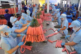 Sản xuất sản phẩm lạp xưởng tại Công ty Vissan. (Ảnh: An Hiếu/TTXVN)