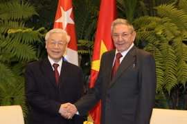 Đồng chí Raul Castro Ruz, Bí thư Thứ nhất Ban chấp hành Trung ương Đảng Cộng sản Cuba, Chủ tịch Hội đồng Nhà nước và Hội đồng Bộ trưởng Cộng hòa Cuba đón Tổng Bí thư Nguyễn Phú Trọng chiều 29/3/2018, tại Cung Cách mạng ở Thủ đô La Habana. (Ảnh: Trí Dũng/TTXVN)