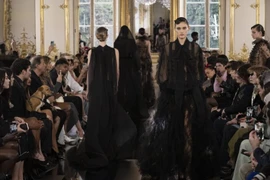Valentino tôn vinh vẻ đẹp của sắc đen nguyên bản và kỹ thuật may đo cao cấp