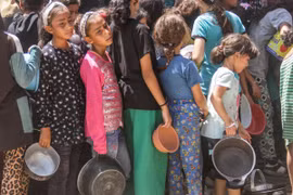 Các em nhỏ chờ được phát thực phẩm cứu trợ tại trại tị nạn Jabalia ở Dải Gaza. (Ảnh: THX/TTXVN)