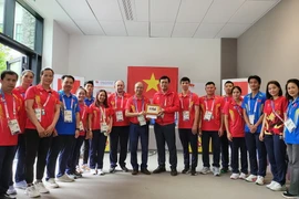 Đại sứ Việt Nam tại Pháp Đinh Toàn Thắng tặng quà lưu niệm cho cho Đoàn thể thao Việt Nam tham dự Thế vận hội Olympic Paris 2024. (Ảnh: TTXVN phát)