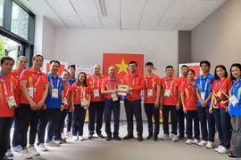 Đại sứ Việt Nam tại Pháp Đinh Toàn Thắng tặng quà lưu niệm cho cho Đoàn thể thao Việt Nam tham dự Thế vận hội Olympic Paris 2024. (Ảnh: TTXVN phát)