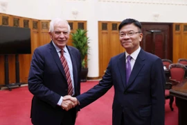 Phó Thủ tướng Lê Thành Long đón Phó Chủ tịch Ủy ban Châu Âu (EC), Đại diện cấp cao Liên minh Châu Âu (EU) về Chính sách đối ngoại và An ninh Josep Borrell Fontelles. (Ảnh: An Đăng/TTXVN)