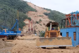 Công nhân và máy móc thiết bị làm việc tại một dự án thành phần cao tốc Bắc-Nam. (Ảnh: Xuân Triệu/TTXVN)