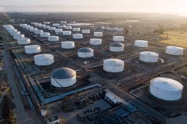 Bể chứa dầu tại kho dự trữ ở Carson, California, Mỹ. (Ảnh: AFP/ TTXVN)