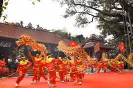 Màn múa rồng tại lễ hội Thành Bản Phủ năm 2024. (Ảnh: Trung Kiên/TTXVN)