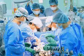 Các bác sỹ Bệnh viện Đại học Y dược Thành phố Hồ Chí Minh tiến hành ghép tim cho người bệnh. (Ảnh: TTXVN phát)