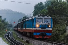 Đường sắt Bắc-Nam đã chính thức thông tuyến trở lại sau sự cố sà lan đâm cầu Ghềnh. (Ảnh: Minh Sơn/Vietnam+)