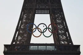 Biểu tượng Olympic được dựng trên tháp Eiffel ở thủ đô Paris, Pháp. (Ảnh: THX/TTXVN)