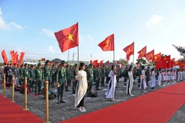Thanh niên lên đường nhập ngũ. (Ảnh minh họa. Huỳnh Anh/TTXVN)