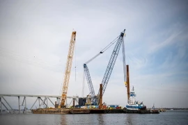 Công tác dọn dẹp tại khu vực cầu Francis Scott Key bị đâm sập ở thành phố Baltimore, bang Maryland, Mỹ, ngày 31/3. (Ảnh: AFP/TTXVN)