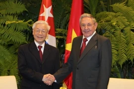 Đồng chí Raul Castro Ruz, Bí thư Thứ nhất Ban chấp hành Trung ương Đảng Cộng sản Cuba, Chủ tịch Hội đồng Nhà nước và Hội đồng Bộ trưởng Cộng hòa Cuba đón Tổng Bí thư Nguyễn Phú Trọng chiều 29/3/2018, tại Cung Cách mạng ở Thủ đô La Habana. (Ảnh: Trí Dũng/TTXVN)