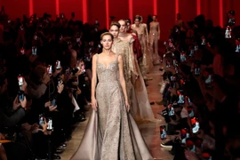 Elie Saab Haute Couture: Những đóa hồng sa mạc kiêu kỳ nơi phố cổ Marrakech