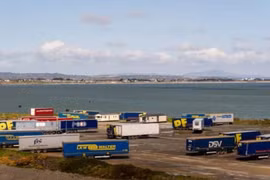 Những người di cư được phát hiện trong một chiếc xe container đông lạnh ở cảng Rosslare. (Ảnh: Bloomberg)
