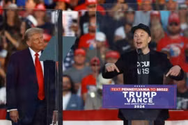 Tỷ phú Elon Musk phát biểu trong cuộc vận động tranh cử của cựu Tổng thống Donald Trump ở Butler, bang Pennsylvania (Mỹ), ngày 5/10. (Ảnh: Reuters/TTXVN)