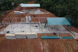 25 căn nhà đang được gấp rút thi công xây lắp để hoàn thành và bàn giao trong ngày 21/9. (Ảnh: Hoàng Hiếu/TTXVN)