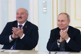 Tổng thống Nga Vladimir Putin (phải) và Tổng thống Belarus Alexander Lukashenko tại Saint Petersburg ngày 28/1. (Ảnh: AFP/TTXVN)