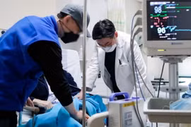Nhân viên y tế điều trị cho bệnh nhân tại một bệnh viện ở Seongnam, Hàn Quốc. (Ảnh: Yonhap/TTXVN) 