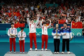 Ri Yong Sik và Kim Kum Yong của Triều Tiên (trái) giành huy chương Bạc nội dung bóng bàn đôi nam nữ tại Olympic Paris 2024, Pháp, ngày 30/7. (Ảnh: THX/TTXVN)