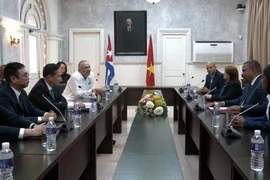 Phó Chánh án Nguyễn Văn Tiến và đoàn đại biểu Tòa án Nhân dân Tối cao Việt Nam tại buổi làm việc với Chánh án Tòa án Nhân dân Tối cao Cuba Rubén Remigio Ferro. (Ảnh: Mai Phương/TTXVN)