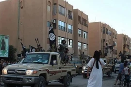 Các tay súng IS trên đường phố tại Raqa (Syria), ngày 30/6/2014. (Ảnh minh họa: AFP/TTXVN)