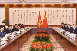 Ông Phan Đình Trạc hội kiến ông Lý Hy, Ủy viên Thường vụ Bộ Chính trị, Bí thư Ủy ban Kiểm tra Kỷ luật Trung ương Đảng Cộng sản Trung Quốc. (Ảnh: Công Tuyên/TTXVN)