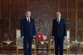 Tổng Bí thư Tô Lâm và Thủ tướng Malaysia Anwar Ibrahim chụp ảnh chung. (Ảnh: Thống Nhất/TTXVN)