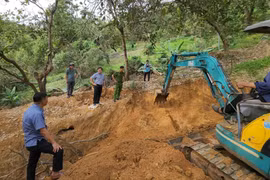 Lãnh đạo huyện Phú Riềng cùng các đơn vị trực tiếp chỉ đạo dọn dẹp, cào lấp hầm khai thác vàng. (Ảnh: Đậu Tất Thành/TTXVN.)