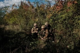 Binh sỹ Ukraine làm nhiệm vụ tại vùng Donetsk, ngày 12/10/2022. (Ảnh: AFP/TTXVN)