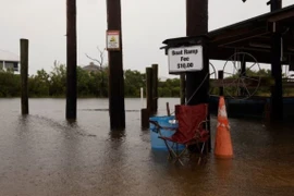 Ngập lụt tại cảng Campo ở bãi biển Shell, bang Louisiana, Mỹ khi bão Francine đổ bộ ngày 11/9. (Ảnh: Reuters/TTXVN)