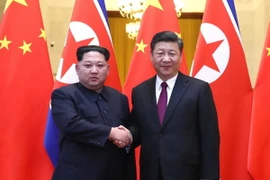 Chủ tịch Trung Quốc Tập Cận Bình (phải) trong cuộc gặp nhà lãnh đạo Triều Tiên Kim Jong-un có chuyến thăm Bắc Kinh ngày 28/3. (Ảnh: THX/TTXVN)