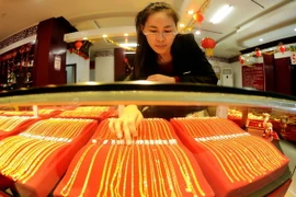 Vàng được bày bán tại cửa hàng ở Thanh Đảo, tỉnh Sơn Đông, Trung Quốc. (Nguồn: AFP/TTXVN)