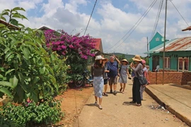 Những năm gần đây, vùng ven Đà Lạt đã hình thành những buôn làng K'Ho đã và đang trở thành điểm đến mới lạ cho du khách. (Ảnh: Nguyễn Dũng/TTXVN)