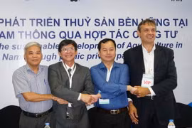 Đại diện các bên cam kết đồng hành trong thực hiện dự án 'Thúc đẩy phát triển thủy sản bền vững thông qua đẩy mạnh hợp tác công tư tại Đồng bằng sông Cửu Long'. (Ảnh: Xuân Anh/TTXVN)