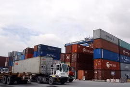 Các container phế liệu nằm rải rác trong cảng Cát Lái. (Ảnh:Hoàng Hải/TTXVN)