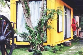 Why not hostel (đường Trương Pháp, thành phố Đồng Hới, tỉnh Quảng Bình) được thiết kế dựa trên ý tưởng độc đáo từ việc tái chế các container cũ, kết hợp với vật liệu tái sử dụng khác. 