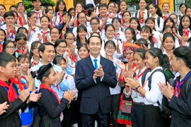 Chủ tịch nước Trần Đại Quang với các đại biểu là Chỉ huy Đội giỏi. (Ảnh: Nhan Sáng/TTXVN)
