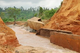 Thân đập thủy điện Ia Krêl bị vỡ. (Ảnh: TTXVN phát)