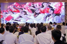 Các đại biểu thanh niên Việt Nam-Trung Quốc xem phóng sự tại Lễ khai mạc. (Ảnh: Văn Điệp/TTXVN)