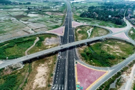 Cao tốc Hạ Long-Hải Phòng sẽ chính thức thông xe vào ngày 1/9 tới, rút ngắn khoảng cách và thời gian di chuyển giữa thành phố Hạ Long (Quảng Ninh) và Hải Phòng, Hà Nội. 