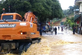 Đoạn đường nước ngập sâu gây ách tắc giao thông tại xã Mường Báng, huyện Tủa Chùa. (Ảnh: Xuân Tư/TTXVN)