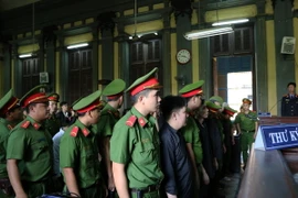 Các bị cáo nghe Hội đồng xét xử tuyên án. (Ảnh: Thành Chung/TTXVN)